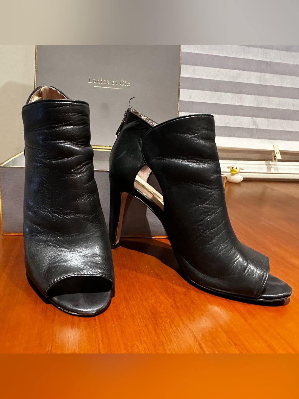Louise et Cie Black Leather Peep Toe Cutout Booties Heels Size 9